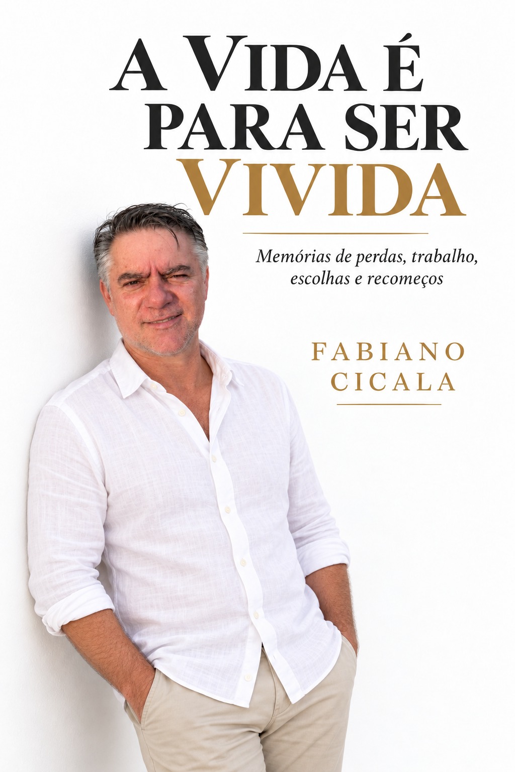 Capa de A Vida É para Ser Vivida: Fabiano Cicala em pé, com camisa branca e calça bege, apoiado em uma parede branca.